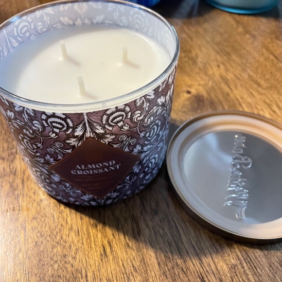 Individual Bath & Body Works / White Barn 3-Wick 14.5oz Candles - Picture 7 of 8